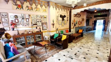 Coin salon dans le hall