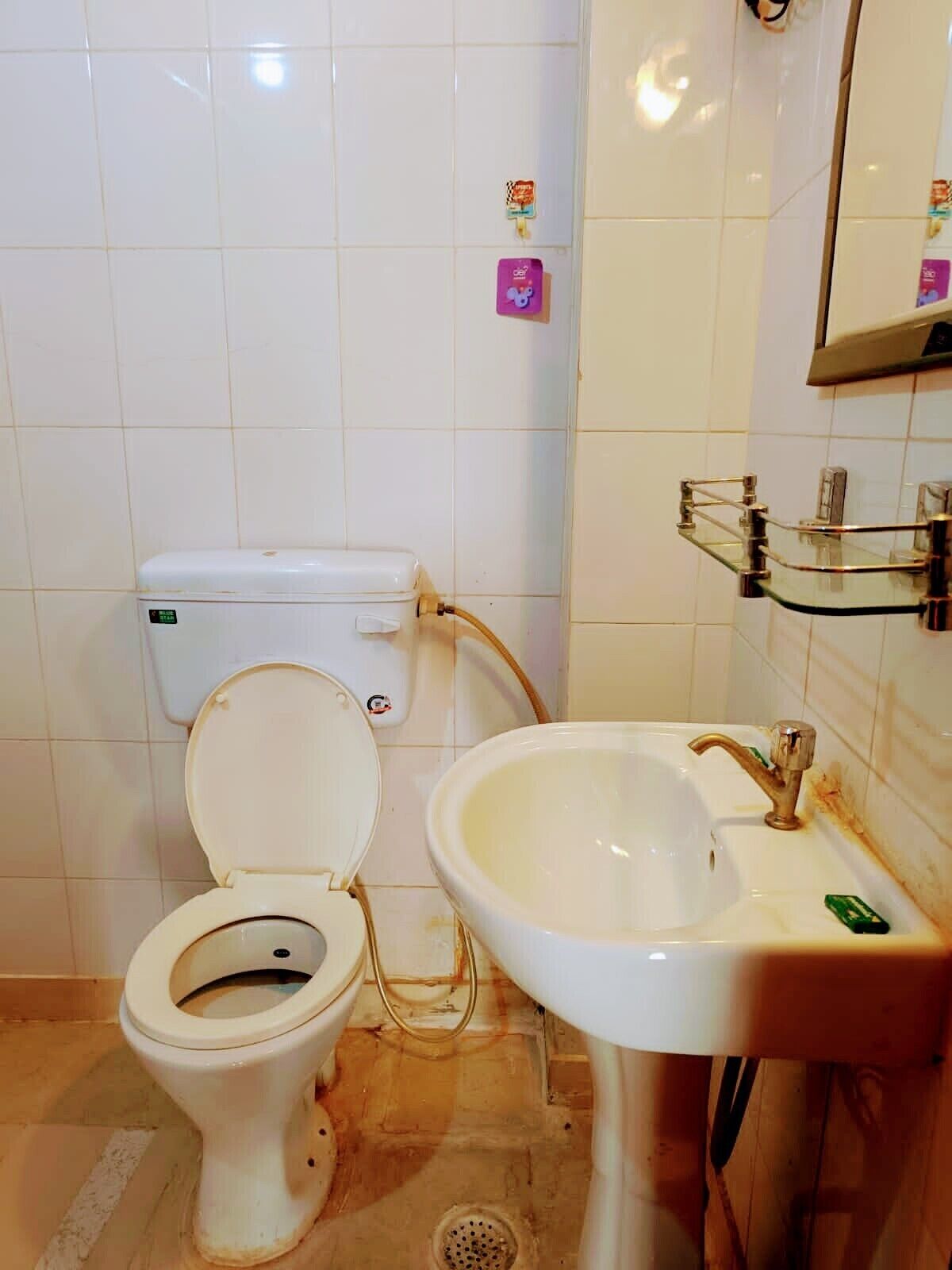 Une petite salle de bain avec des toilettes, un lavabo et un miroir.