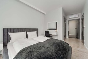 3 bedrooms, desk, iron/ironing board, WiFi