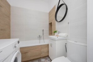 Dusche, Haartrockner, Handtücher, Shampoo
