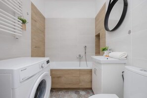Dusche, Haartrockner, Handtücher, Shampoo