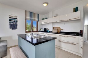 冷蔵庫、オーブン、コンロ、食器洗い機