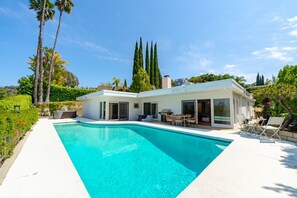 Una piscina al aire libre, una piscina climatizada