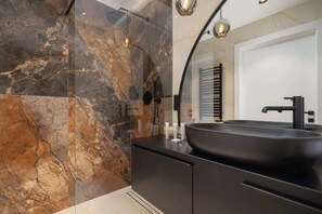 Dusche, Haartrockner, Handtücher