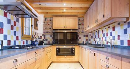 Fabulous chalet, stunning views , indoor jacuzzi, walking distance of ski lifts