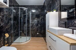 Dusche, Haartrockner, Handtücher, Shampoo
