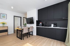 Kühlschrank, Mikrowelle, Herdplatte, Geschirrspüler