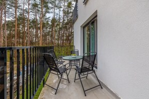 Outdoor dining - Zielona 3A | Close to beach Apartment | Parking (Międzywodzie)