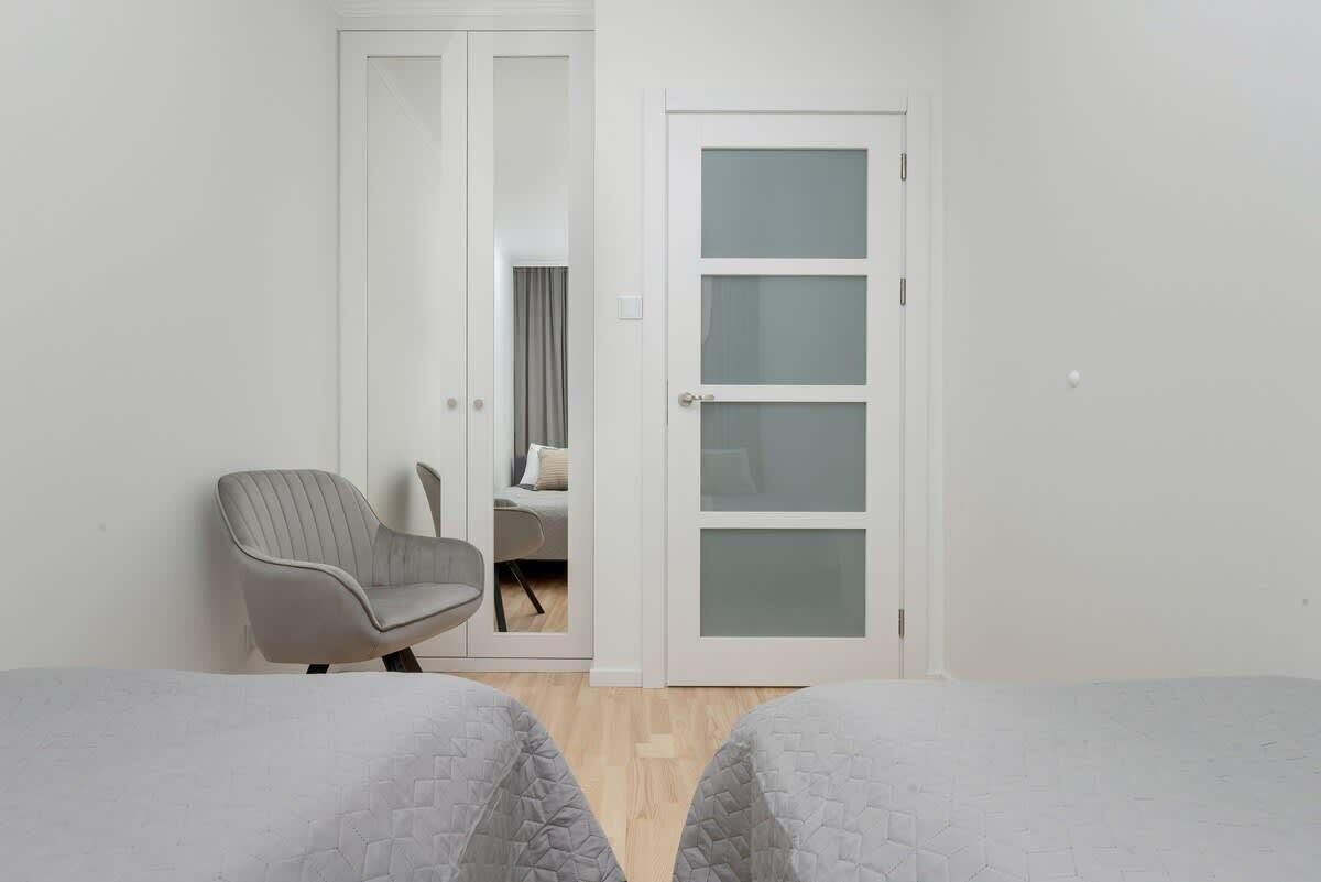 2 bedrooms, desk, iron/ironing board, WiFi