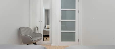 2 habitaciones, escritorio, tabla de planchar con plancha y wifi