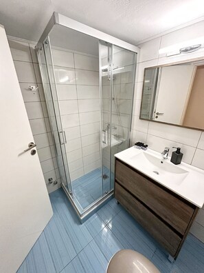 Apartment | Badezimmer | Badewanne und Dusche (separat), Handtücher