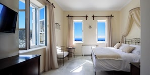 Superior Room, Sea View | Free WiFi, bed sheets - Ikio Concept Santorini (Santorini)
