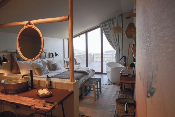 Habitación exclusiva, vista a la montaña | Baño | Amenidades de baño de diseñador, secadora de cabello, toallas, jabón