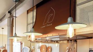 Sudah termasuk sarapan prasmanan setiap hari