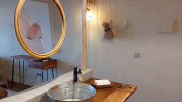 Exclusive Room, Mountain View | Individually decorated, soundproofing, free WiFi, bed sheets