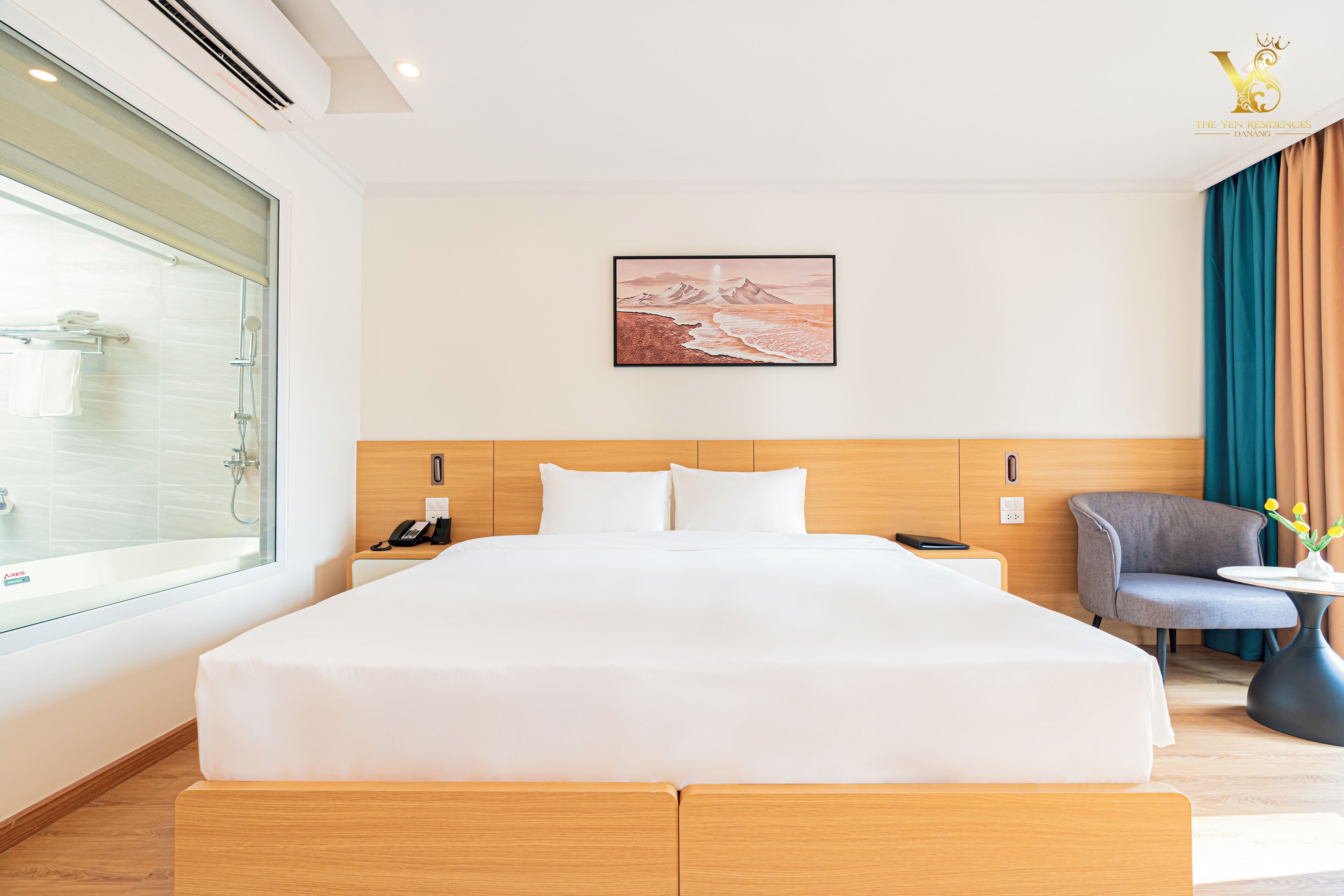 Deluxe Room, Ocean View | 1 bedroom, desk, soundproofing, iron/ironing board