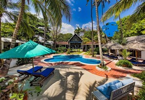 Chambre Standard double ou avec lits jumeaux, vue sur la piscine | Vue de la chambre