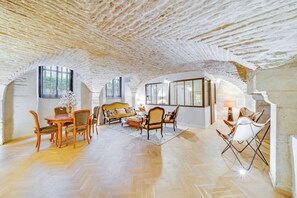 Interior - In the heart of town exceptional apartment nestled in an hôtel particulier. (Dijon)