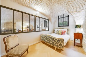 1 habitación, escritorio, tabla de planchar con plancha y wifi gratis 