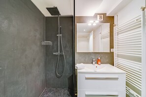 Chuveiro, secador de cabelo, toalhas de banho, sabonete