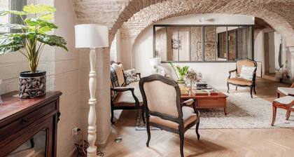 In the heart of town exceptional apartment nestled in an hôtel particulier.