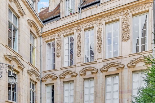 In the heart of town exceptional apartment nestled in an hôtel particulier.