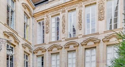In the heart of town exceptional apartment nestled in an hôtel particulier.