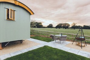 تناول الطعام بالخارج