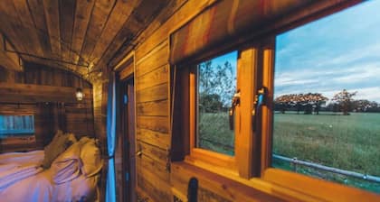 Shepherd's hut with stunning views, Warwickshire