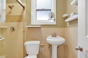 Dusche, Haartrockner, Handtücher