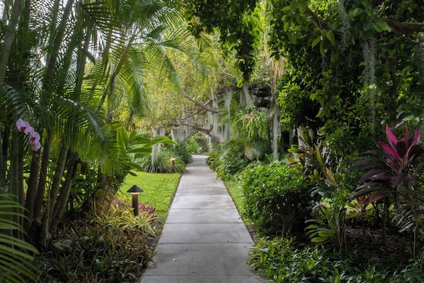 Property grounds - Oceanview at 1800 Atlantic, short walk to Smathers Beach wish Island Paradise (Key West)
