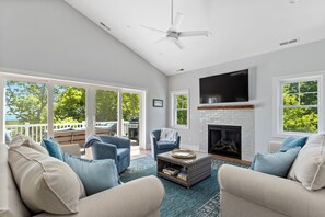 Smart TV, fireplace