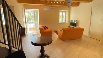 Fernseher, Tischtennisplatte, Bücher