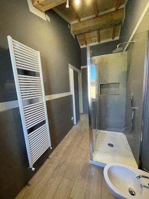 Douche, sèche-cheveux, bidet, serviettes fournies