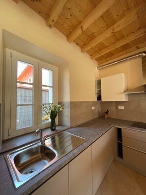 Refrigerador, microondas, horno, placa de cocina