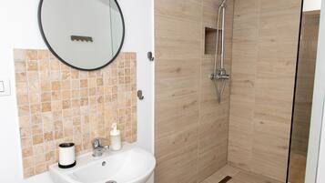 Quadruple Room | Bathroom