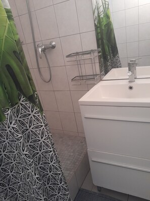 Shower, hair dryer, bidet, towels - ÎLE DES Pecheurs _ CAP D'agde Appart 4 Personnes _ Reposant et Ressourçant (Agde)