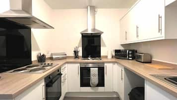 Full-size fridge, microwave, oven, stovetop