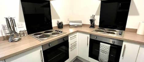 大型冰箱、微波爐、烤箱、爐台