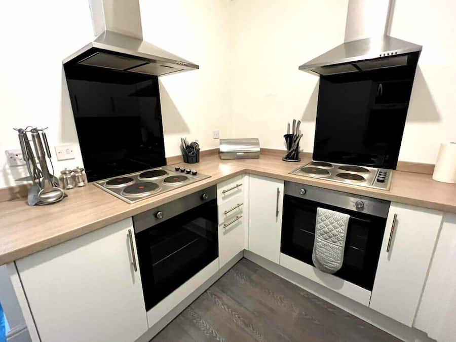 Grand réfrigérateur, micro-ondes, four, plaque de cuisson