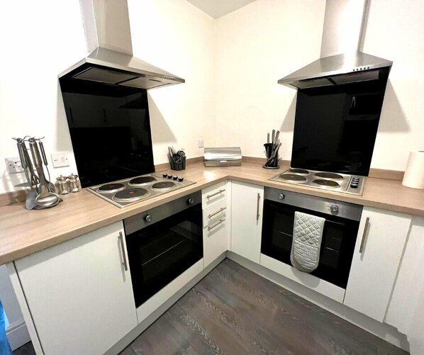 大冰箱、微波炉、烤箱、炉灶