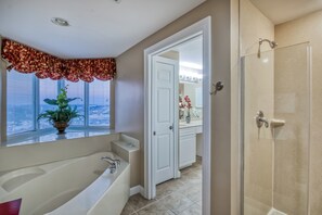 Een douche, handdoeken
