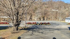 A wooden bench in a park with bare trees and a clear sky. - Cozy home in Damascus located next to River, Trails, Bike Shops, and Dining. (Damascus)