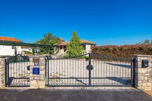 Property grounds - Authentic retreat in rural Istria - Villa Fabina (Fabci)