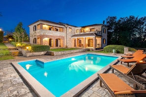 A large house with a swimming pool and outdoor seating. - Authentic retreat in rural Istria - Villa Fabina (Fabci)