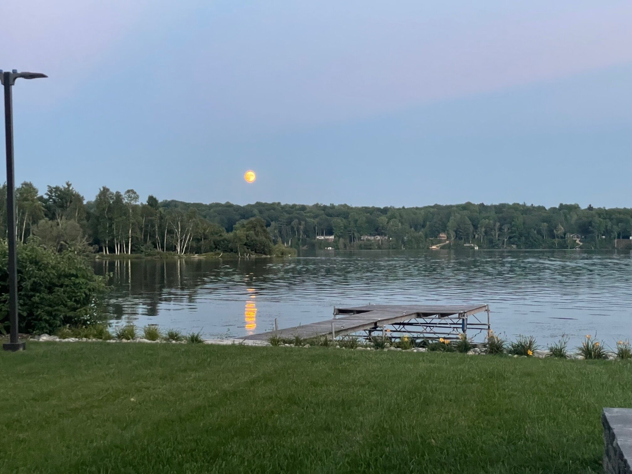 Une vue sur le lac, avec un quai et une zone herbeuse.