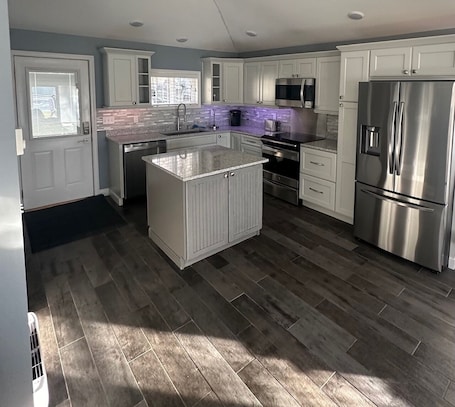 Fridge, microwave, oven, stovetop. Cozy Cabin on Muskegon River - Fishing, Boating, Ferris U