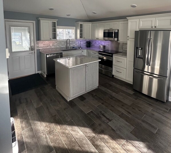 Refrigerador, microondas, horno, placa de cocina