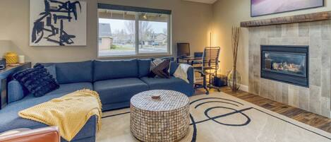 スマートテレビ、暖炉、書庫、PC モニター