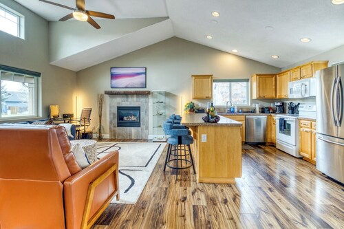 Close to town, Pet Friendly, Hot Tub, fenced backyard